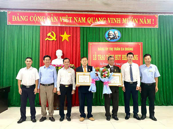 Đảng ủy thị trấn Ea Drăng trao huy hiệu Đảng cho đảng viên